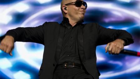 El rapero Pitbull puso a bailar al público reunido en la Arena Ciudad de México.