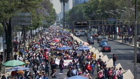 El contingente de la CNTE se reunió en el Zócalo capitalino para marchar a Los Pinos.