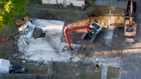 Un nuevo agujero se abrió en el jardín de unas viviendas en Florida, a menos de tres kilómetros donde la semana pasada un socavón se tragó a un hombre, cuyo cuerpo aún no ha podido ser rescatado, informaron hoy las autoridades