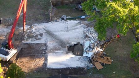 Varios trabajadores terminaron de demoler la casa de Jeff Bush, quien murió la semana pasada cuando su recámara se hundió en medio de la noche llevándose su cuerpo a las profundidades de donde no ha podido ser rescatado