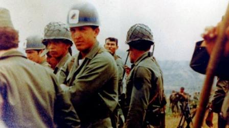 En esta foto sin fecha, publicado por la Oficina de Prensa de Miraflores, Hugo Chávez, (centro), mira a la cámara durante un ejercicio militar en Venezuela.