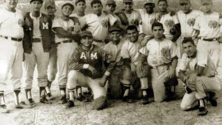 En marzo de 1972, Hugo Chávez, fila de abajo, a la derecha, posa con sus compañeros de equipo de beisbol durante los juegos internos en la Academia Militar en Caracas, Venezuela.