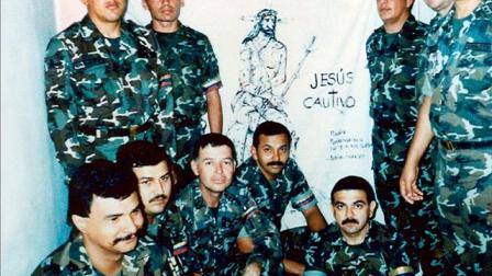 Hugo Chávez, (arriba a la izquierda), posa con sus compañeros del Ejército.