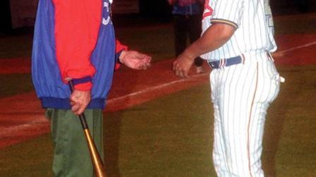 El 28 de octubre 2000 el presidente de Venezuela, Hugo Chávez, (derecha), con Fidel Castro, durante un partido de beisbol amistoso en Barquisimeto, Venezuela. 