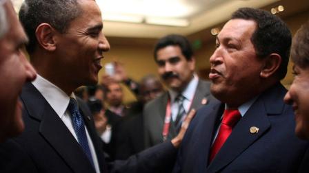 El presidente Barack Obama saludó a Hugo Chávez, antes de la ceremonia de apertura de la 5 ª Cumbre de las Américas en Puerto España, el 17 de abril 2009.