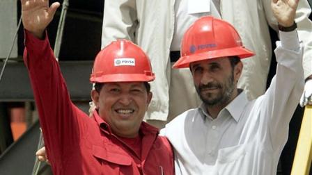 El 18 de septiembre de 2006, Hugo Chávez, (izquierda), y al presidente iraní Mamud Ahmadinejad, mientras saludan a la prensa, durante la inauguración de la perforación petrolera de San Tomé, Venezuela.