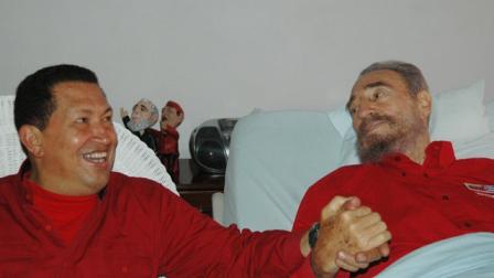 Hugo Chávez, acompañando a su gran amigo Fidel Castro.  