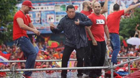 El 4 de octubre de 2012, el presidente venezolano Hugo Chávez baila tras pronunciar un discurso durante su cierre de campaña en Caracas, Venezuela.