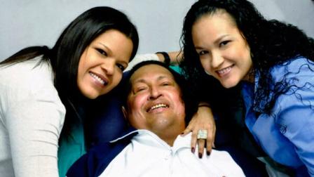 El 15 de febrero de 2013 el gabinete de Prensa de Miraflores, difundió que Hugo Chávez, al centro, posa para una foto con sus hijas, María Gabriela,  (izquierda), y Rosa Virginia, en Cuba.
