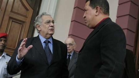 Hugo Chávez, recibió en septiembre de 2008 en el palacio presidencial de Miraflores, en Caracas, al tenor español Plácido Domingo. (EFE)