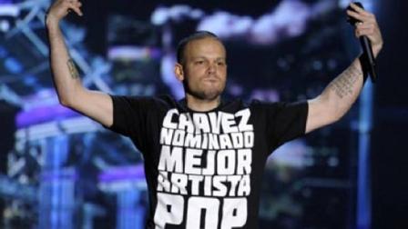 Residente, del grupo Calle 13, utilizó en los premios MTV de 2009 camisas con mensajes alusivos a los presidentes de Venezuela. (Especial)