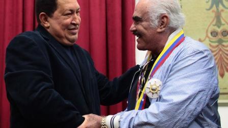 El cantante mexicano Vicente Fernández visitó el 12 de septiembre de 2012 al presidente Hugo Chávez. (AP)