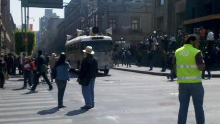 Los integrantes de la CNTE se concentraron esta mañana en el Zócalo para marchar hacia Los Pinos.