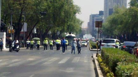 Los inconformes avanzan sobre Paseo de la Reforma hacia calzada Chivatito.