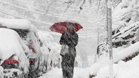 Advirtió además que la tormenta podría causar inundaciones a las zonas costeras, así como fuertes vientos, lo que derribaría árboles y ramas e interrumpir el servicio eléctrico en algunas zonas
