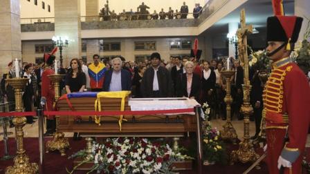 El ataúd en el que se encuentra el cuerpo del presidente de Venezuela, Hugo Chávez, fue abierto durante la instalación de la capilla ardiente en el salón de honor de la Academia Militar de Caracas, en donde recibió honores de familiares, funcionarios y mandatarios de varios países