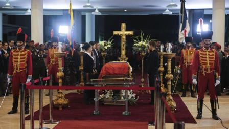 El féretro del presidente venezolano Hugo Chávez ingresó hoy a la Academia Militar de Caracas dando comienzo a un velatorio que se prolongará hasta este viernes, cuando se realizarán los funerales