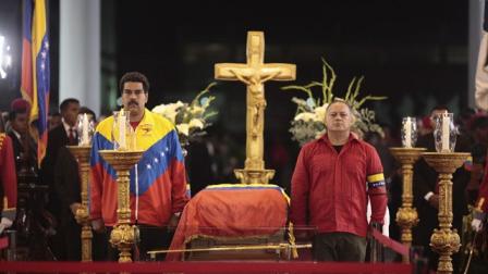 El féretro del presidente de Venezuela, Hugo Chávez, fue instalado hoy en capilla ardiente en la Academia Militar después de un periplo de más de seis horas por Caracas