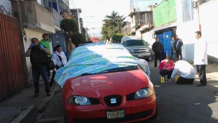 El cadáver de una mujer fue hallado al interior de un auto Seat en calles de la delegación Xochimilco.