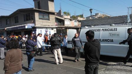 Peritos de la PGJDF realizan las primeras indagaciones. 