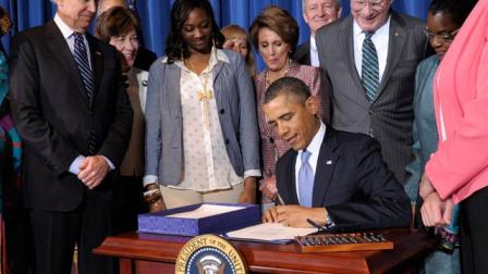 El presidente de EU, Barack Obama, promulgó hoy la renovación de una ley federal de 1994 que protege a mujeres víctimas de violencia doméstica y abuso o tráfico sexual, tras considerar que "todas las mujeres merecen vivir libres de miedo"