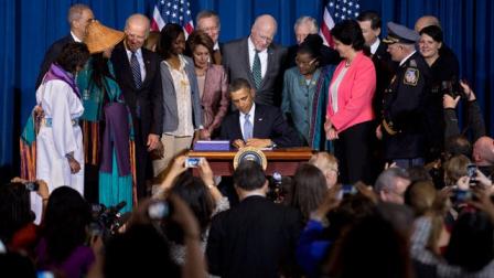Rodeado de los promotores de la ley y de defensores de los derechos de la mujer, Obama dijo que la norma responde al problema de la violencia doméstica, antes un asunto "privado" y "oculto", de forma "real y significativa"
