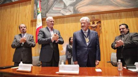 El público asistente en el Paraninfo Enrique Díaz de León le aplaudió más de un minuto de pie al histrión en reconocimiento a su trayectoria. (Especial)
