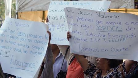 Los inconformes piden una escuela en la demarcación especializada para niños con problemas auditivos.