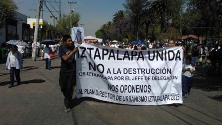 Los inconformes llegaron a la explanada delegacional, donde se realizaba un acto por el Día Internacional de la Mujer.