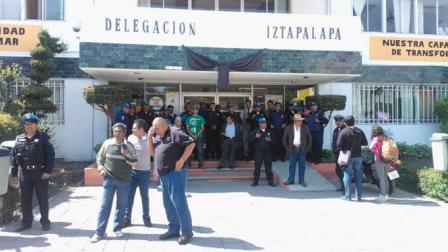 Entre jaloneos, gritos y consignas mostraron su inconformidad, por lo que Valencia tuvo la necesidad de ingresar al edificio sede de su demarcación.