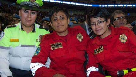 La oficial de policia, Dulce Rodríguez Quiroz y las rescatistas del ERUM, Jessica Alvarez y Ana Gabriela Cesar Martínez, recibieron de manos del Jefe de Gobierno, Miguel Angel Mancera, un reconocimiento por su participación en las labores de rescate en el edificio administrativo del complejo de Pemex.