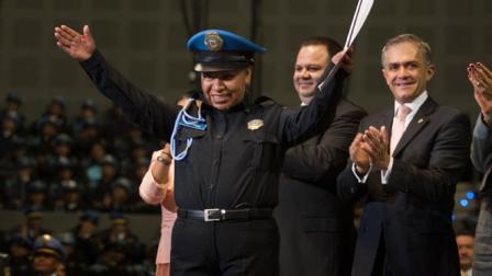 La oficial de Policia, María Consuelo Venado, recibió de manos del Jefe de Gobierno, Miguel Angel Mancera, un reconocimiento por su participación en las labores de rescate en el edificio administrativo del complejo de Pemex.