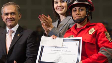 La rescatista del ERUM, Jessica Alvarez Trinidad, recibió de manos del Jefe de Gobierno, Miguel Angel Mancera.