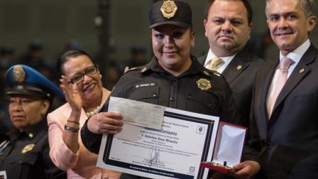 La oficial de Policia, Gabriela Sosa Miranda, fue reconocida por su labor.