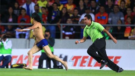 Un espontáneo se metió al terreno de juego (Mexsport)