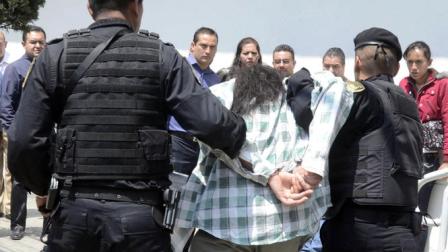 Un grupo de personas agredieron, esta tarde, al Jefe delegacional de Iztapalapa, Jesús Valencia.