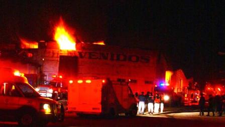 Bomberos del Distrito Federal y del municipio de Valle de Chalco combatieron el fuego por alrededor de dos horas. Foto Rodrigo Alarcón