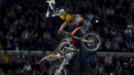 Levi Sherwood, actual campeón, quedó en tercer lugar y en sus acrobacias lució una playera de los Pumas (Mexsport)