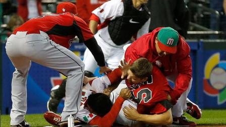 Jugadores de México y Canadá se enfrescaron en una batalla campal (AP)