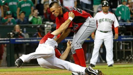 Los golpes y jaloneos llueven en la pelea (AP)