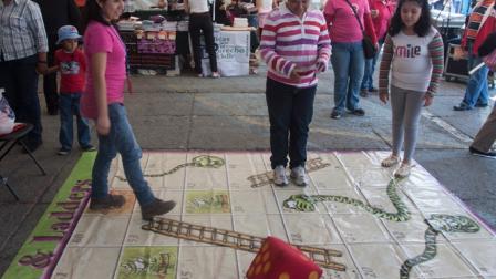 En el Zócalo capitalino se instalaron 19 carpas temáticas que ofrecen información sobre diversos programas del GDF 