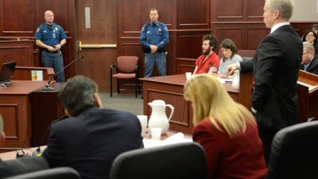 Un juez estatal de Colorado se vio forzado hoy a interponer una declaración de no culpable a nombre de James Holmes, sospechoso de la matanza en un cine de Colorado, que dejó el 20 de julio de 2012 un saldo de 12 muertos y 58 lesionados
