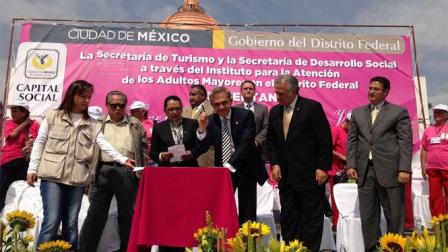 Miguel Ángel Mancera firmó el convenio del programa "Hacer turismo es hacer vida" que beneficiará a los adultos mayores del DF.