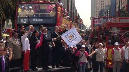 El jefe de Gobierno capitalino, Miguel Ángel Macera dio el banderazo de salida a cinco Turibuses, dos tranvías, 30 autobuses locales y dos foráneos en los que viajan los primeros mil 750 adultos mayores.