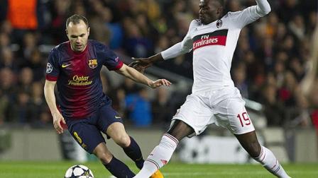 Iniesta se ha visto presionado ante la marca de los jugadores del Milán (EFE)