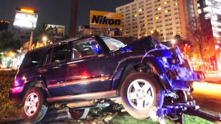 Un conductor en estado de ebriedad que manejaba una camioneta a exceso de velocidad, perdió el control y se impactó contra la luminaria de la glorieta de la Palma, ubicada sobre Paseo de la Reforma.