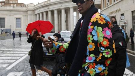 Dennis Rodman se encuentra en la Plaza de San Pedro del Vaticano para apoyar la candidatura de un Papa de color (Reuters)