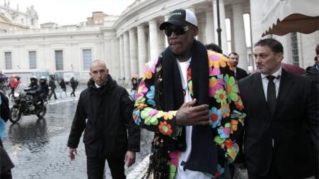 El ex jugador de la NBA viajó para dar su respaldo a la candidatura del “primer papa de color” (Reuters)