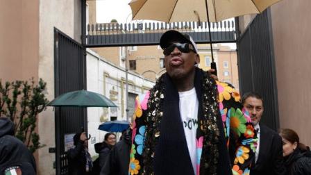Dennis Rodman camina por una calle cerca de la plaza de San Pedro en el Vaticano (AP)