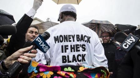 Rodman vestía una gorra y una camiseta de la casa irlandesa de apuestas que organizó su viaje (AP)